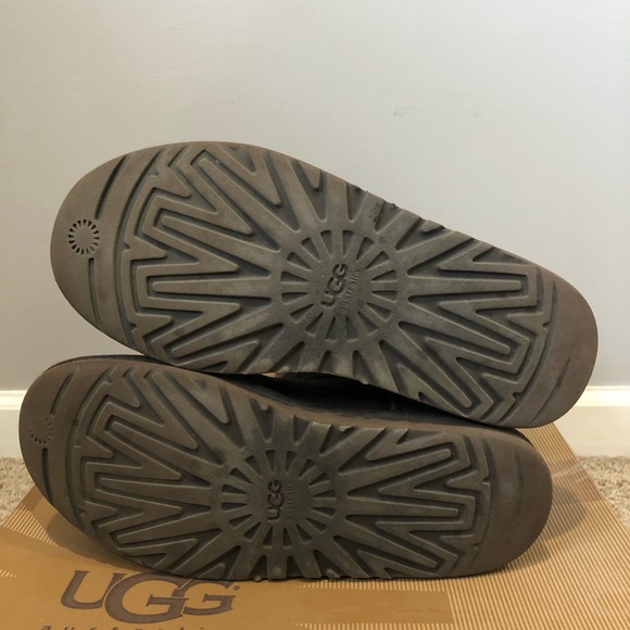 UGG Bailey button triplet, size 8. - Picture 4 of 7